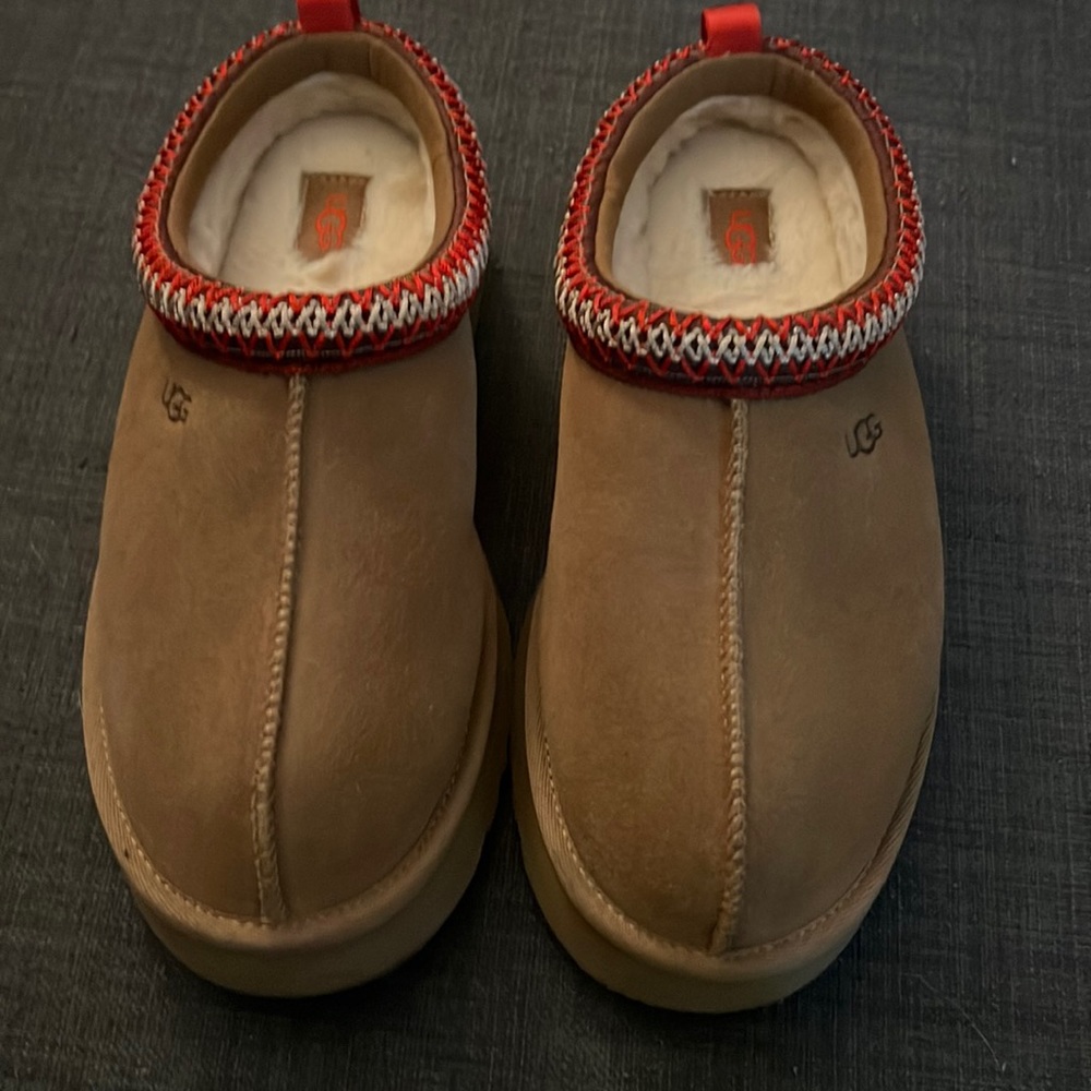 New Ugg kids tazz. Only wore once.